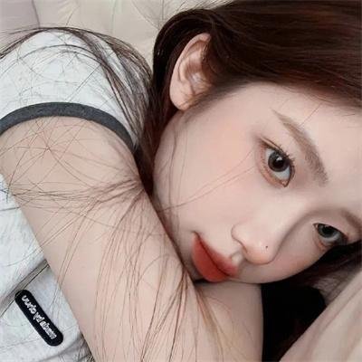 向天真的女生投降